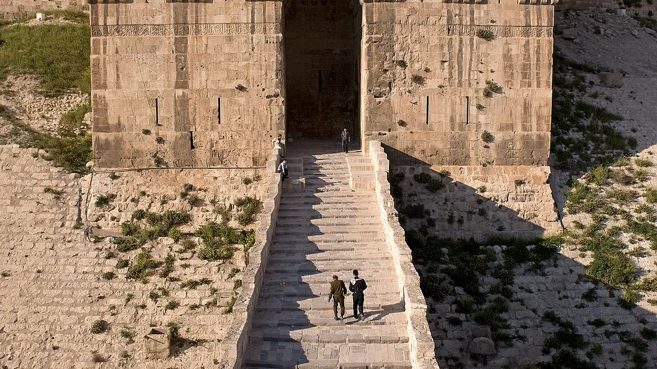 الجسر صاعداً إلى الباب