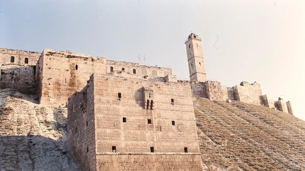 المئذنة مرتفعة فوق السور