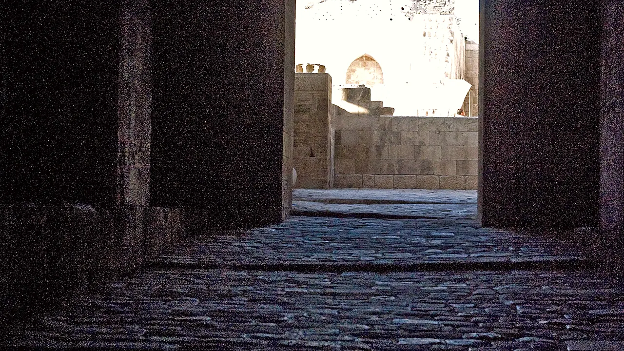 ممرّ داخل القلعة ينفتح على الضوء